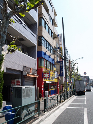 少し黄色いビル